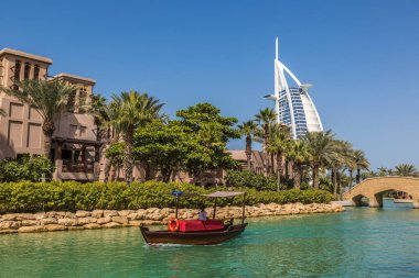 DUBAI, BİRLİK ARAB EMIRATES - 31 HAZİRAN 2020: Birleşik Arap Emirlikleri, Dubai 'de bir yaz günü, Madinat Jumeirah lüks otelinden Burj Al-Arap oteline bakın