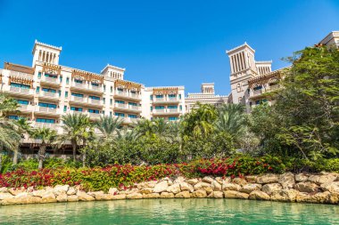 DUBAI, BİRLİK ARAB EMIRATES - 31 Ocak 2020: Madinat Jumeirah lüks oteli, güneşli bir günde Dubai 'de, Birleşik Arap Emirlikleri