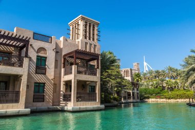 DUBAI, BİRLİK ARAB EMIRATES - 31 Ocak 2020: Madinat Jumeirah lüks oteli, güneşli bir günde Dubai 'de, Birleşik Arap Emirlikleri