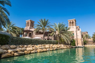 DUBAI, BİRLİK ARAB EMIRATES - 31 Ocak 2020: Madinat Jumeirah lüks oteli, güneşli bir günde Dubai 'de, Birleşik Arap Emirlikleri
