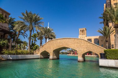 DUBAI, BİRLİK ARAB EMIRATES - 31 HAZİRAN 2020: Birleşik Arap Emirlikleri, Dubai 'de bir yaz günü, Madinat Jumeirah lüks otelinden Burj Al-Arap oteline bakın