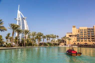 DUBAI, BİRLİK ARAB EMIRATES - 31 HAZİRAN 2020: Birleşik Arap Emirlikleri, Dubai 'de bir yaz günü, Madinat Jumeirah lüks otelinden Burj Al-Arap oteline bakın