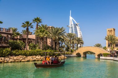 DUBAI, BİRLİK ARAB EMIRATES - 31 HAZİRAN 2020: Birleşik Arap Emirlikleri, Dubai 'de bir yaz günü, Madinat Jumeirah lüks otelinden Burj Al-Arap oteline bakın
