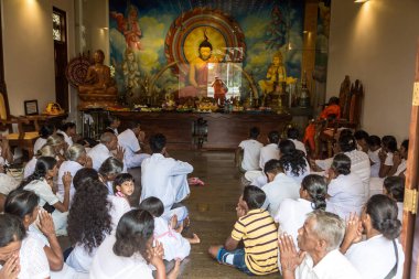 ANURADHAPURA, SRI LANKA - 12 Şubat 2020: Sri Lanka 'daki Anuradhapura Arkeoloji Müzesi' ndeki Büyük Beyaz Ruwanwelisaya stupasında dua eden insanlar