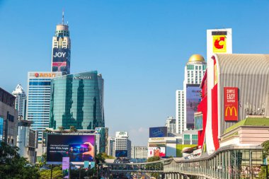 BANGKOK, THAILAND - 23 Şubat 2020: Bangkok şehir merkezindeki işlek bir yolda yukarıdan görüntü