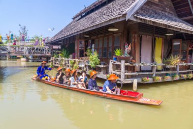 PATTAYA, THAILAND - 11 Mart 2020: Pattaya, Tayland 'da bir yaz günü yüzen pazar
