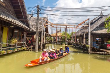 PATTAYA, THAILAND - 11 Mart 2020: Pattaya, Tayland 'da bir yaz günü yüzen pazar