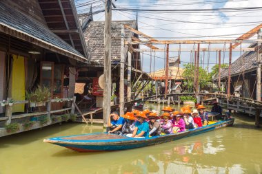 PATTAYA, THAILAND - 11 Mart 2020: Pattaya, Tayland 'da bir yaz günü yüzen pazar