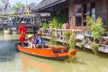PATTAYA, THAILAND - 11 Mart 2020: Pattaya, Tayland 'da bir yaz günü yüzen pazar