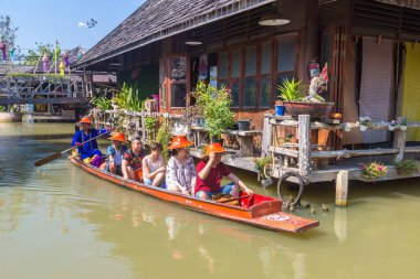 PATTAYA, THAILAND - 11 Mart 2020: Pattaya, Tayland 'da bir yaz günü yüzen pazar