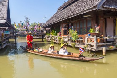 PATTAYA, THAILAND - 11 Mart 2020: Pattaya, Tayland 'da bir yaz günü yüzen pazar