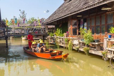 PATTAYA, THAILAND - 11 Mart 2020: Pattaya, Tayland 'da bir yaz günü yüzen pazar