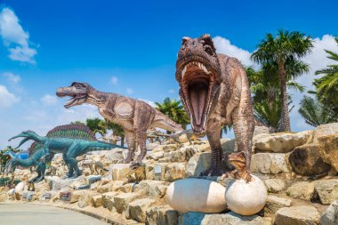 PATTAYA, THAILAND - 23 Şubat 2020 Dinozor Vadisi mi? Nong Nooch Tropikal Botanik Bahçesi, Pattaya, Tayland güneşli bir günde