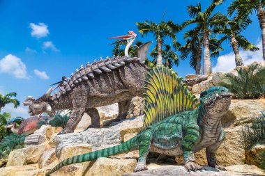 PATTAYA, THAILAND - 23 Şubat 2020 Dinozor Vadisi mi? Nong Nooch Tropikal Botanik Bahçesi, Pattaya, Tayland güneşli bir günde