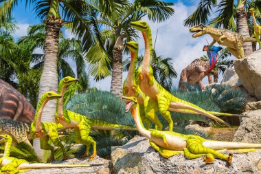 PATTAYA, THAILAND - 23 Şubat 2020 Dinozor Vadisi mi? Nong Nooch Tropikal Botanik Bahçesi, Pattaya, Tayland güneşli bir günde