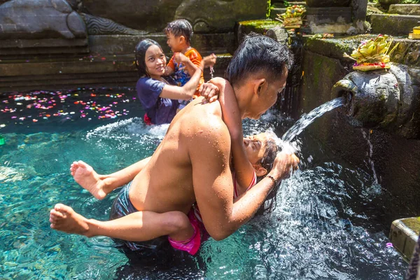 Bali Indonesie February 2020 Balijci Modlí Bazénu Svěcenou Vodou Chrámu — Stock fotografie