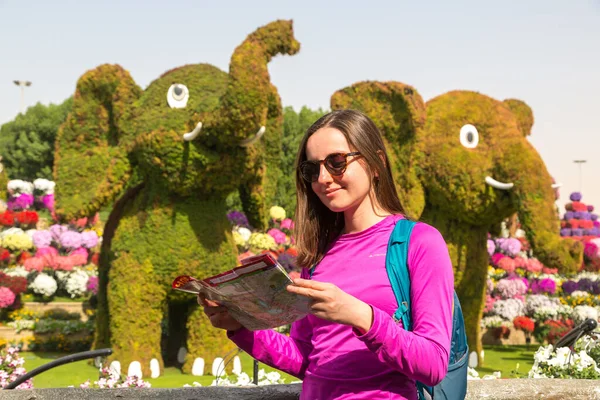 Dubai United Arab Emirates January 2020 Happy Girl Traveler Looks — стоковое фото