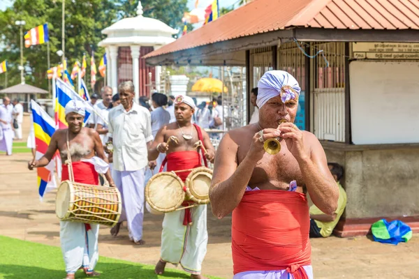 Anuradhapura Sri Lanka February 2020 Musicians Drummers Big White Ruwanwelisaya — Stock Photo, Image