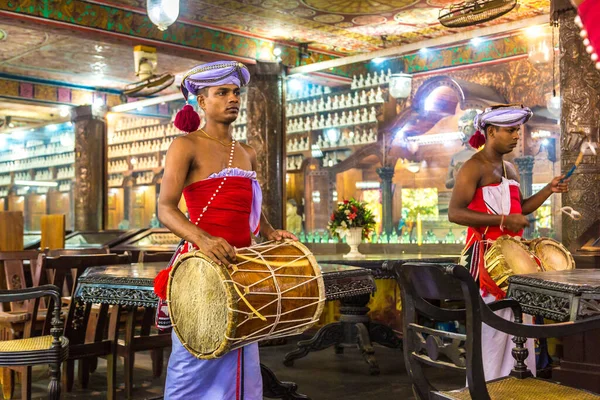 Colombo Sri Lanka Февраля 2020 Года Традиционные Барабанщики Буддийском Храме — стоковое фото