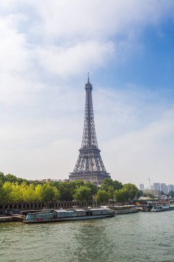 PARIS, FRANCE - 14 Temmuz 2014: Paris 'te Seine ve Paris' te Eyfel Kulesi