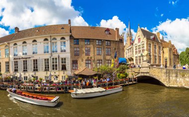 Bruges, Belçika - 14 Haziran 2016: Güzel yaz günü Bruges'de, Belçika 14 Haziran 2016'kanalda Panoraması