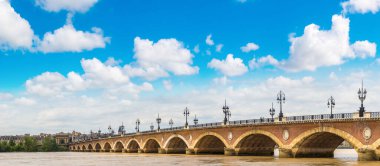 Pont de pierre, Bordeaux güzel yaz günü, Fransa eski taşlı Bridge'de Panoraması