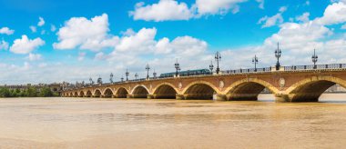 Pont de pierre, Bordeaux güzel yaz günü, Fransa eski taşlı Bridge'de Panoraması