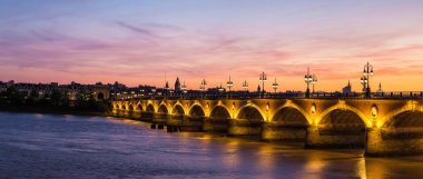 Pont de pierre, Bordeaux güzel yaz gecesi, Fransa eski taşlı Bridge'de Panoraması