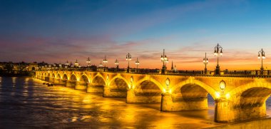 Pont de pierre, Bordeaux güzel yaz gecesi, Fransa eski taşlı Bridge'de Panoraması