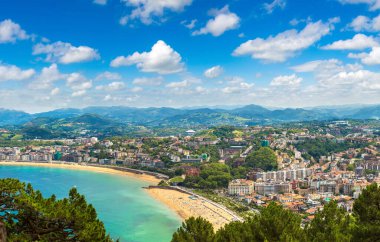 San Sebastian (Donostia) panoramik havadan görünümü içinde bir güzel yaz gün, İspanya