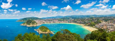 San Sebastian (Donostia) panoramik havadan görünümü içinde bir güzel yaz gün, İspanya