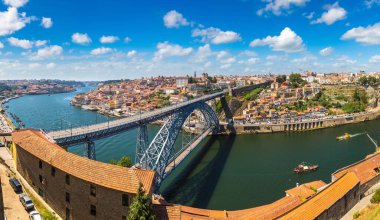 Panoramik hava görünümünde Porto Dom Luis köprünün bir güzel yaz günü, Portekiz
