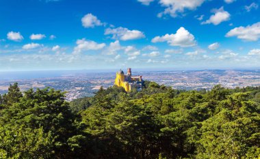 Pena Ulusal Sarayı Sintra'panoramik manzarasına güzel yaz gün, Portekiz