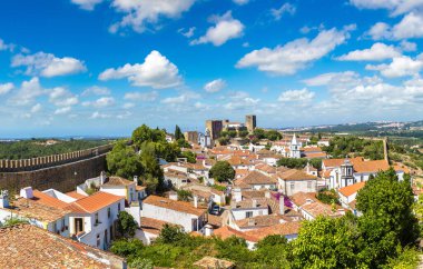 Şehrin Ortaçağ Obidos bir güzel yaz günü, Portekiz Hava panoramik