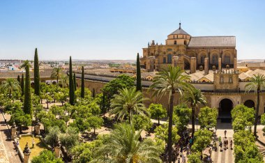 Cordoba Ulu Cami (Endülüs Katedrali) panoramik manzarasına güzel yaz gün, İspanya