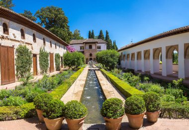 Bahçe ve çan kulesinde bir güzel yaz günü, İspanya Granada'da Alhambra palace