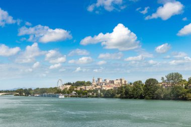 Avignon Papalar Sarayı ve Rhone nehirde bir güzel yaz günü, Fransa