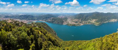 Güzel yaz günü içinde İtalya Como Gölü'nün panoramik havadan görünümü