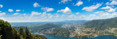 Güzel yaz günü içinde İtalya Como Gölü'nün panoramik havadan görünümü