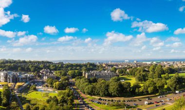Cityscape Edinburgh Arthur'un koltuk bir güzel yaz günde, İskoçya, Birleşik Krallık