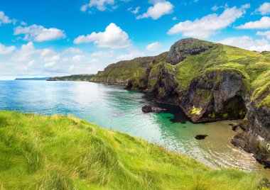 Carrick-a-Rede, Causeway Sahili Rotası bir güzel yaz günü, Kuzey İrlanda, İngiltere