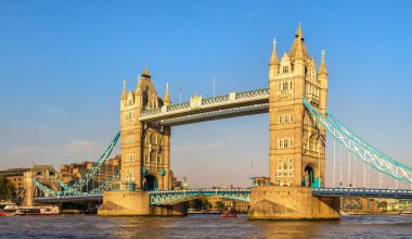 Tower Bridge bir güzel yaz günü, İngiltere, İngiltere Londra'da bulunan