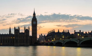Londra'da Big Ben, Parlamento ve Westminster bridge uygulamasında bir güzel yaz gecesi, İngiltere, Amerika Birleşik Devletleri