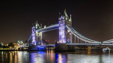 Tower Bridge bir güzel yaz gecesi, İngiltere, İngiltere Londra'da bulunan
