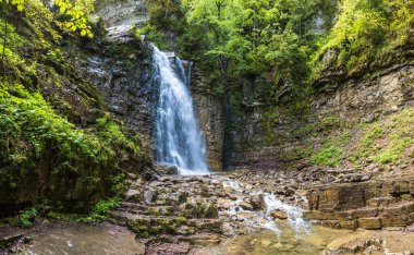 Bir güzel yaz günü, Ukrayna Karpat dağ şelale Panoraması