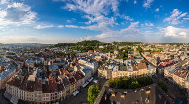 Lviv panoramik manzarasına güzel yaz gün, Ukrayna