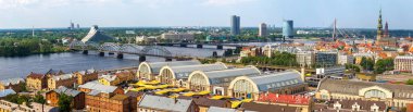 Güzel yaz gün, Letonya Riga panoramik havadan görünümü
