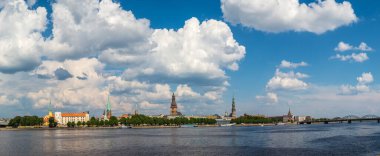 Panoramic görüntülemek eski kent Riga'da bir güzel yaz günü, Letonya
