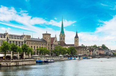 Saat Kulesi bir güzel yaz günü, İsviçre Zürih'in tarihi bölümünde Fraumunster Katedrali