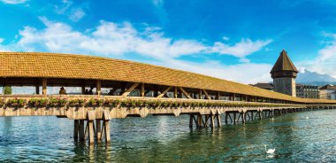 Lucerne içinde ünlü Şapel Bridge'de bir güzel yaz günü, İsviçre Panoraması